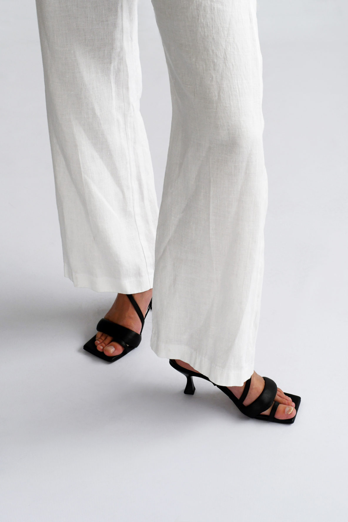 Linen palazzo pants is a must-have in every woman's cupboard.